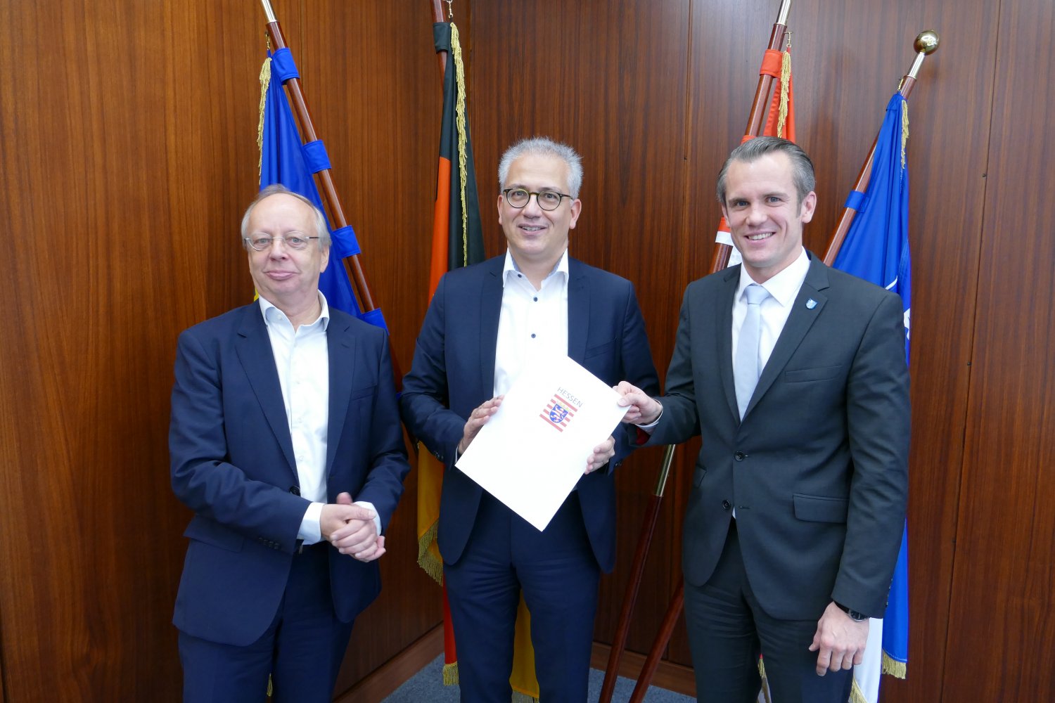 Von links: Bau- und Planungsdezernent Paul-Gerhard Weiß, der hessische Wirtschaftsminister Tarek Al-Wazir und Oberbürgermeister Dr. Felix Schwenke.