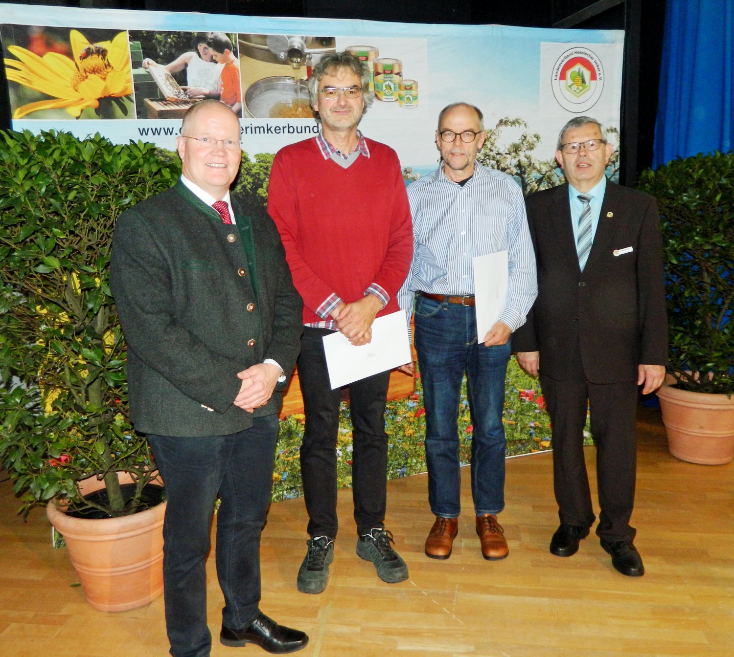 Die Imker Werner Oertl (Zweiter von links) und Karl Heinz Kaufmann (rechts daneben) sowie Uwe Schmal (links) und Manfred Ritz (rechts) vom Landesverband Hessischer Imker bei der Übergabe der Auszeichnungs-Urkunden.