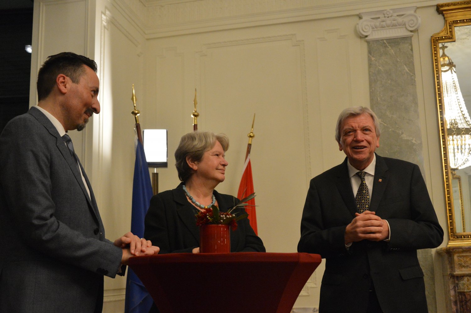 Von links: Oliver Conz, Dr. Beatrix Tappeser und der Hessische Ministerpräsident Volker Bouffier.
