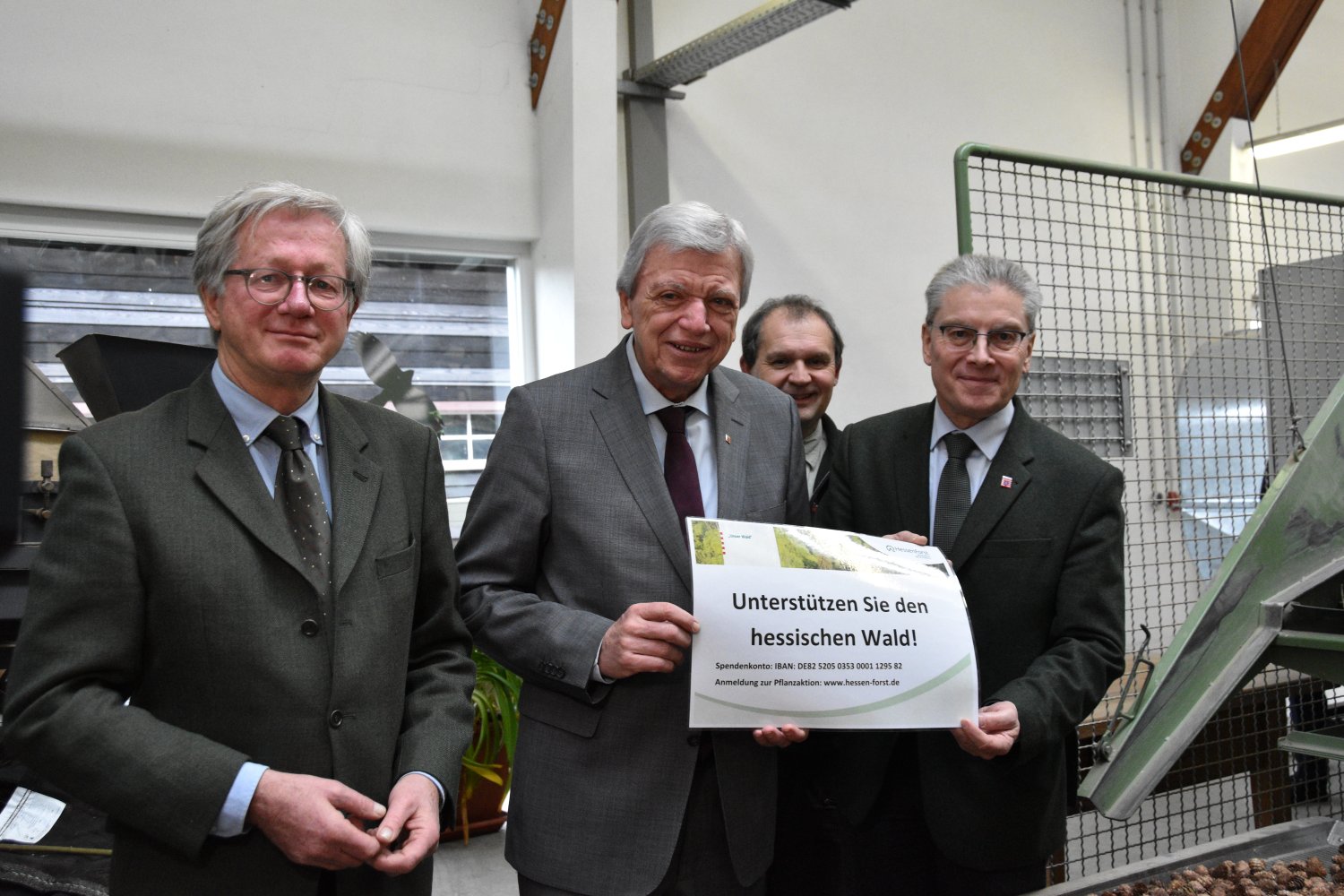 Von links: Christian Schäfer, Forstamtsleiter Hanau Wolfgang, Ministerpräsident Volker Bouffier, Carsten Wilke vom HMUKLV und Michael Gerst, Landesbetriebsleiter von Hessen Forst.