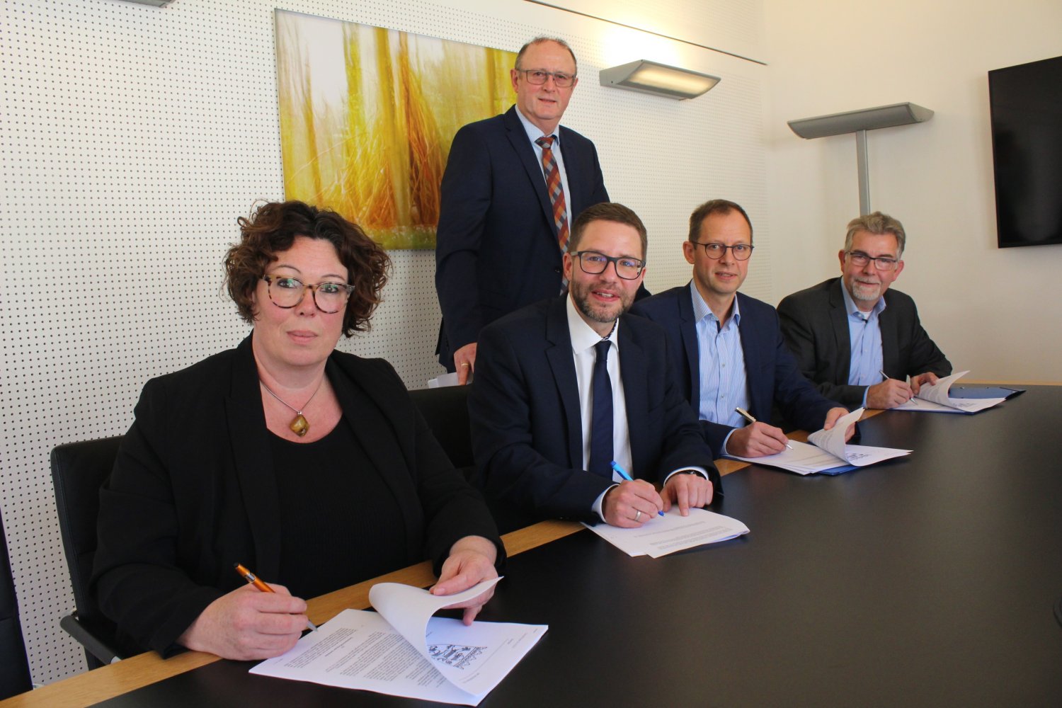 Erste Kreisbeigeordnete Susanne Simmler, Landrat Thorsten Stolz, Dr. Arnt Meyer und Martin Heun (je RhönEnergie, von links) unterzeichneten im Beisein von Kreiswerke-Geschäftsführer Bernd Schneider (Hintergrund) die Verträge.