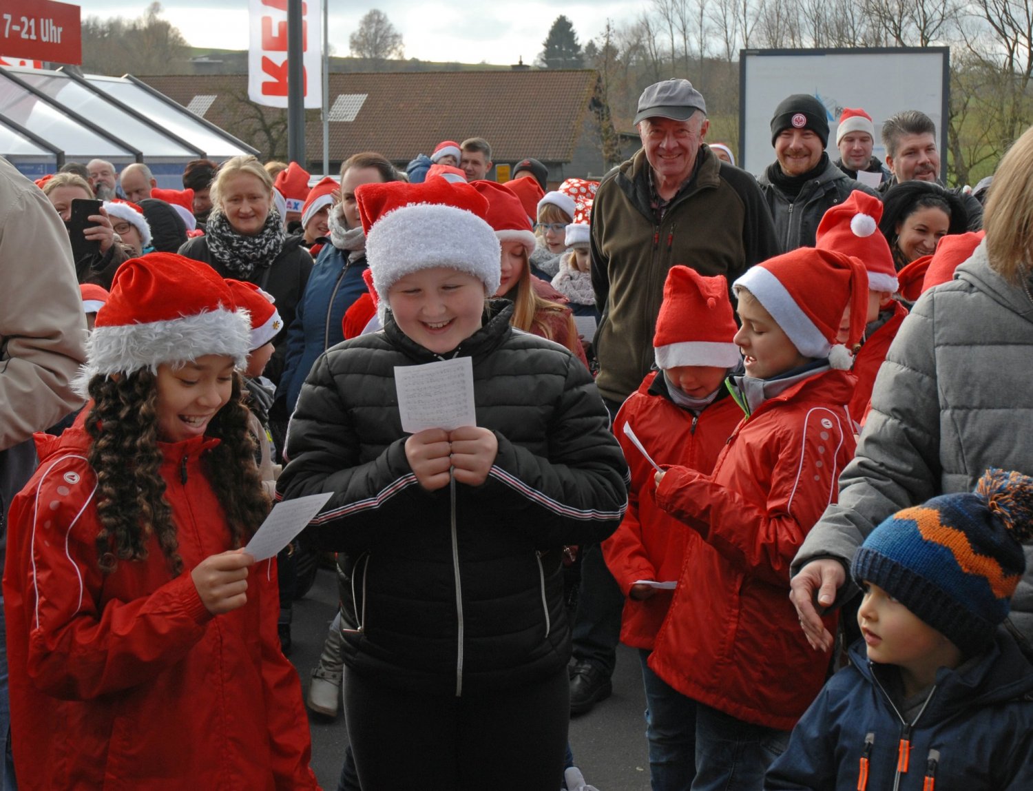 Wette gewonnen – Rainer Lapp vom REWE-Markt Sterbfritz hatte keine Chance.