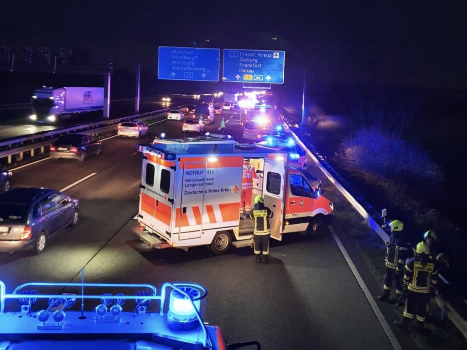 Drei PKW und ein Sprinter waren in dem Unfall verwickelt.