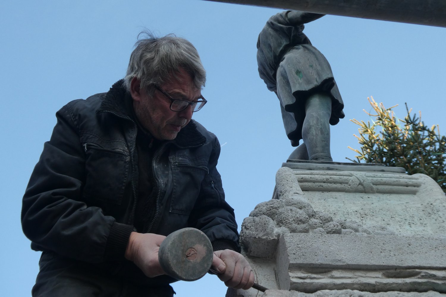 Steinmetz Mathias Grünewald in Aktion.