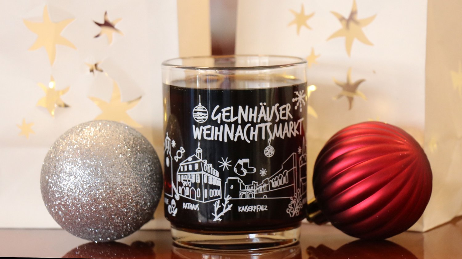 Neu: Die Gelnhäuser Weihnachtsmarkttasse. Sie kann während des Weihnachtsmarktes auch käuflich erworben werden. (Pfand/Preis je 2 Euro).