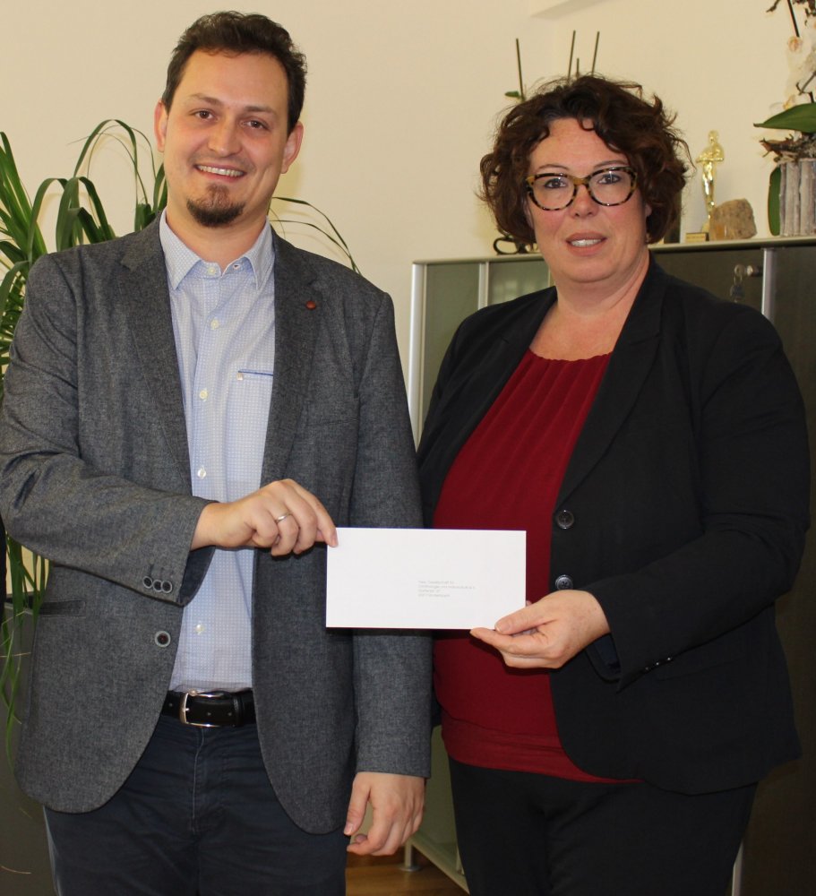 Erste Kreisbeigeordnete Susanne Simmler überreicht Dr. Ralf Sauerbrei die Förderung des Main-Kinzig-Kreises für das Beweidungsprojekt der HGON Arbeitskreis Main-Kinzig.