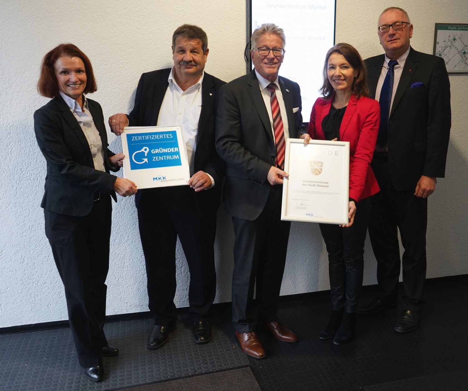 Übergabe von Urkunde und Zertifikat (von rechts): Michael Graf, Bürgermeisterin Monika Böttcher, Kreisbeigeordneter Winfried Ottmann, Walter Dreßbach (Wirtschaftsförderung MKK) und Anke Prätzas.