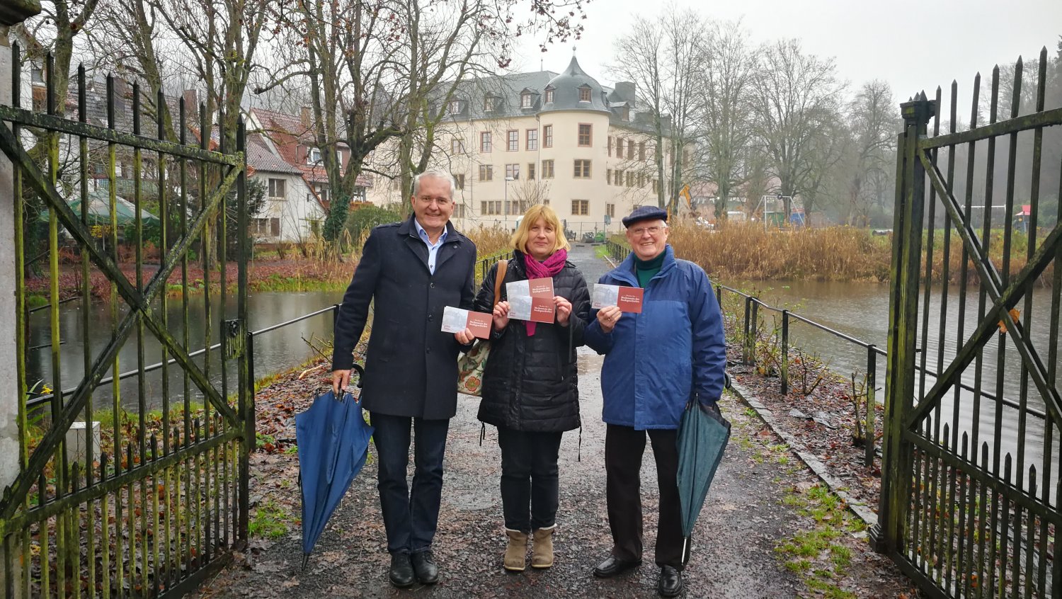 Bürgermeister Andreas Weiher, Heike Horn und Otto Fiegler vom Förderverein Schloss + Park 2001 e.V.