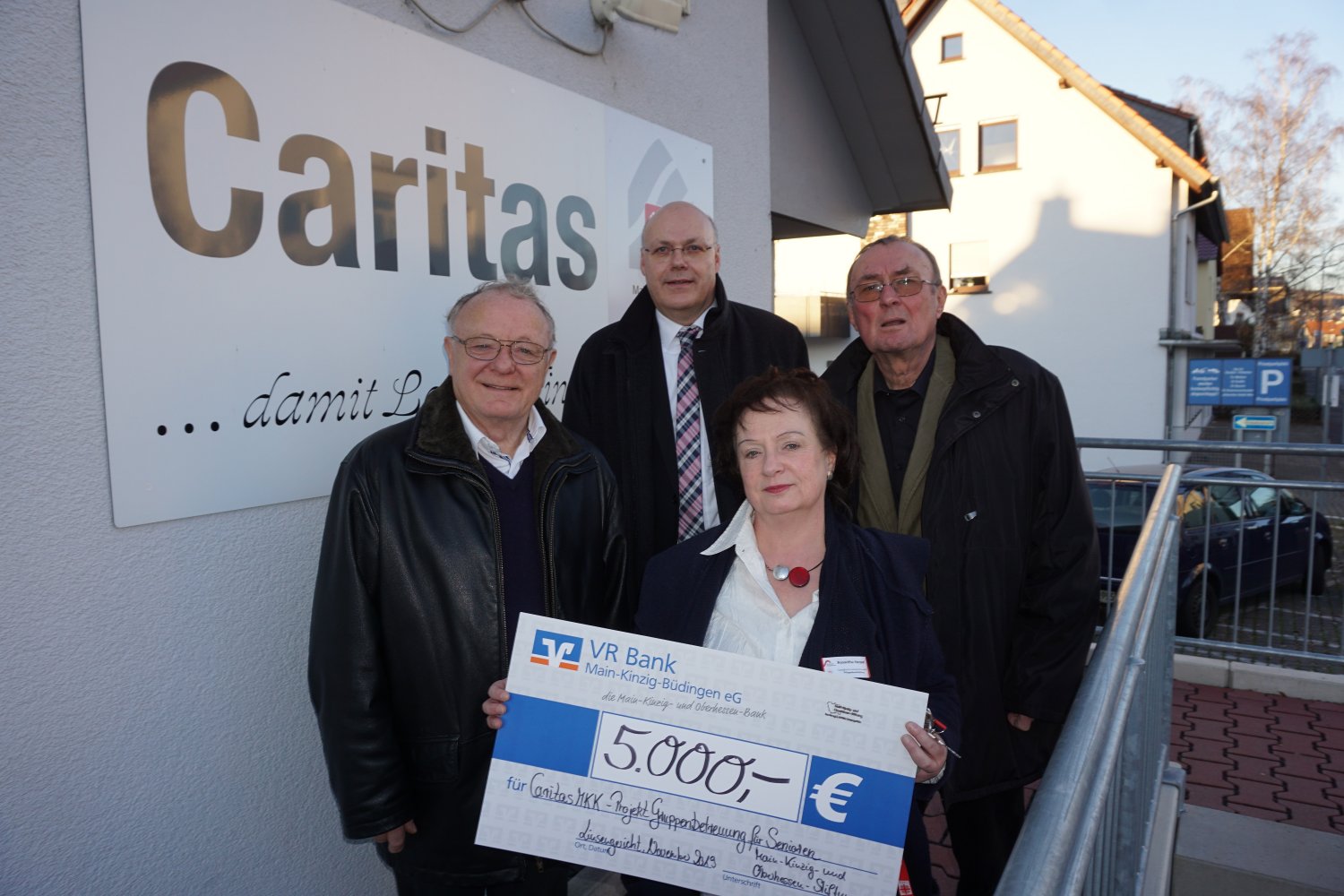Michael Harth und Norbert Ross von der Main-Kinzig-und Oberhessen-Stiftung überreichen Pflegedienstleiterin Roswitha Herpel und Manfred Goldbach 5.000 Euro