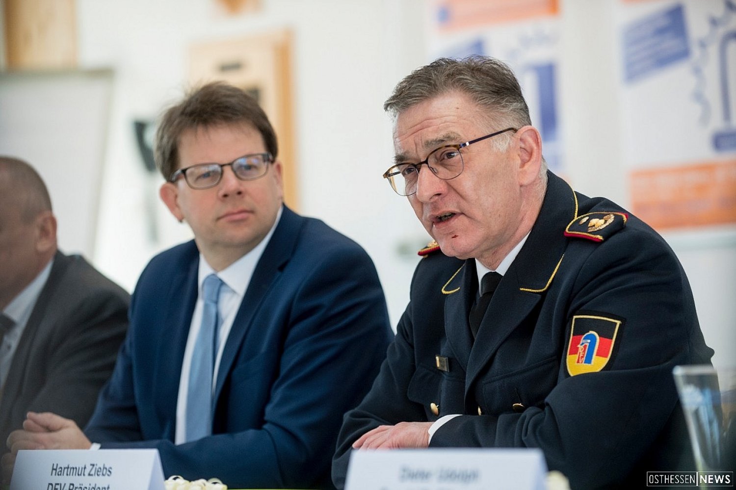 Hartmut Ziebs, Präsident der Deutschen Feuerwehrverbandes bei der Pressekonferenz zur Rettmobil im März 2018 in Fulda. Links Oberbürgermeister Dr. Heiko Wingenfeld
