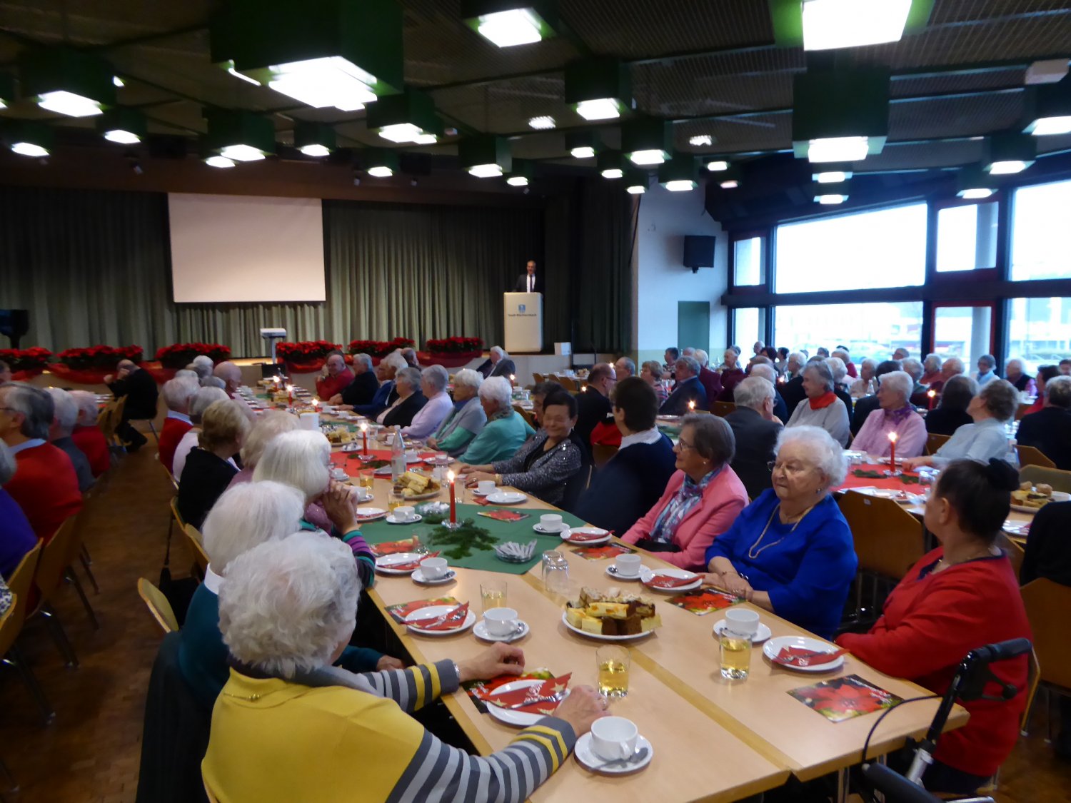 Festlich geschmückte Heinrich-Heldmann-Halle mit den Gästen der Seniorenweihnachtsfeier.