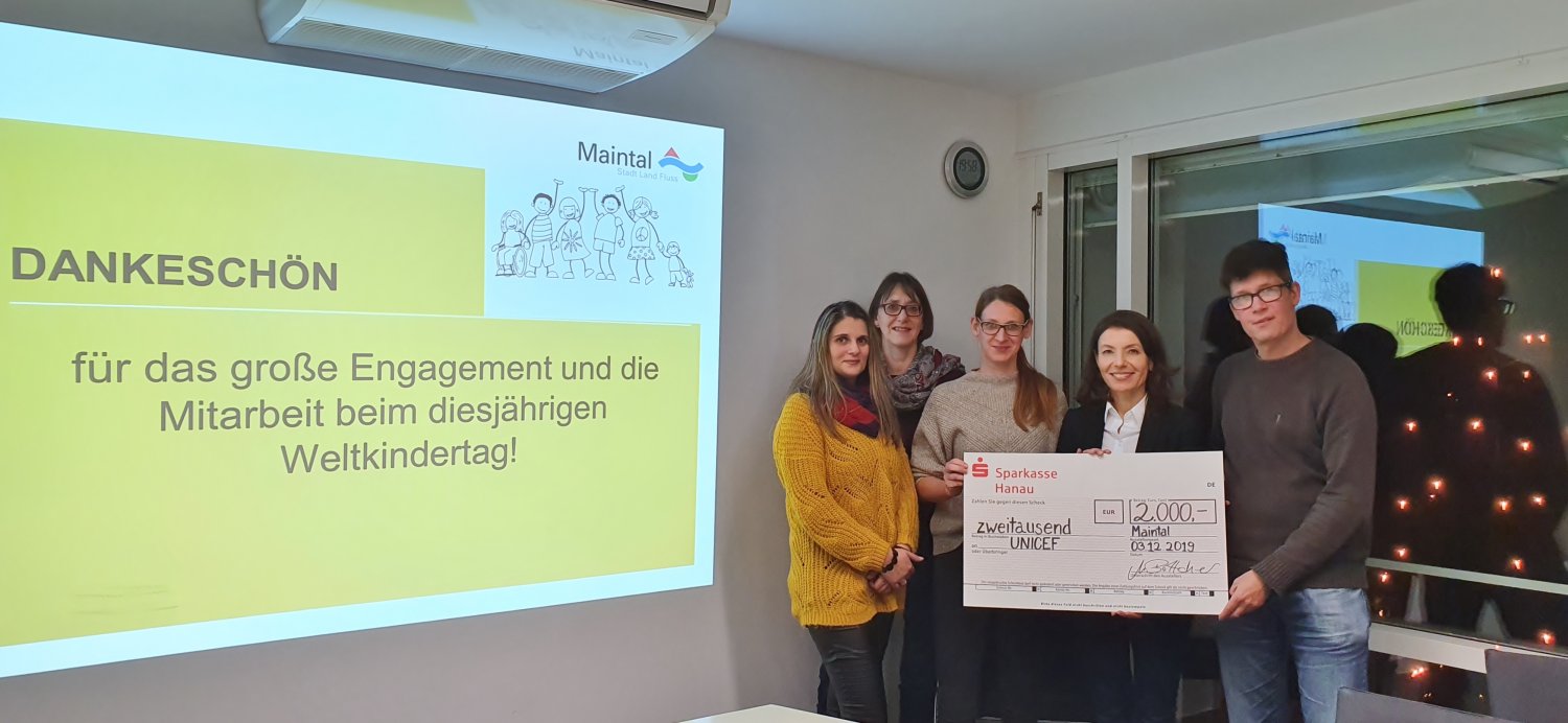 Akteur*innen des diesjährigen Weltkindertags mit Spendenscheck für UNICEF: (v.l.) Corinna Schultheis, Heidrun Barnikol-Veit, Angela Reuhl, Bürgermeisterin Monika Böttcher, Dirk Hans.