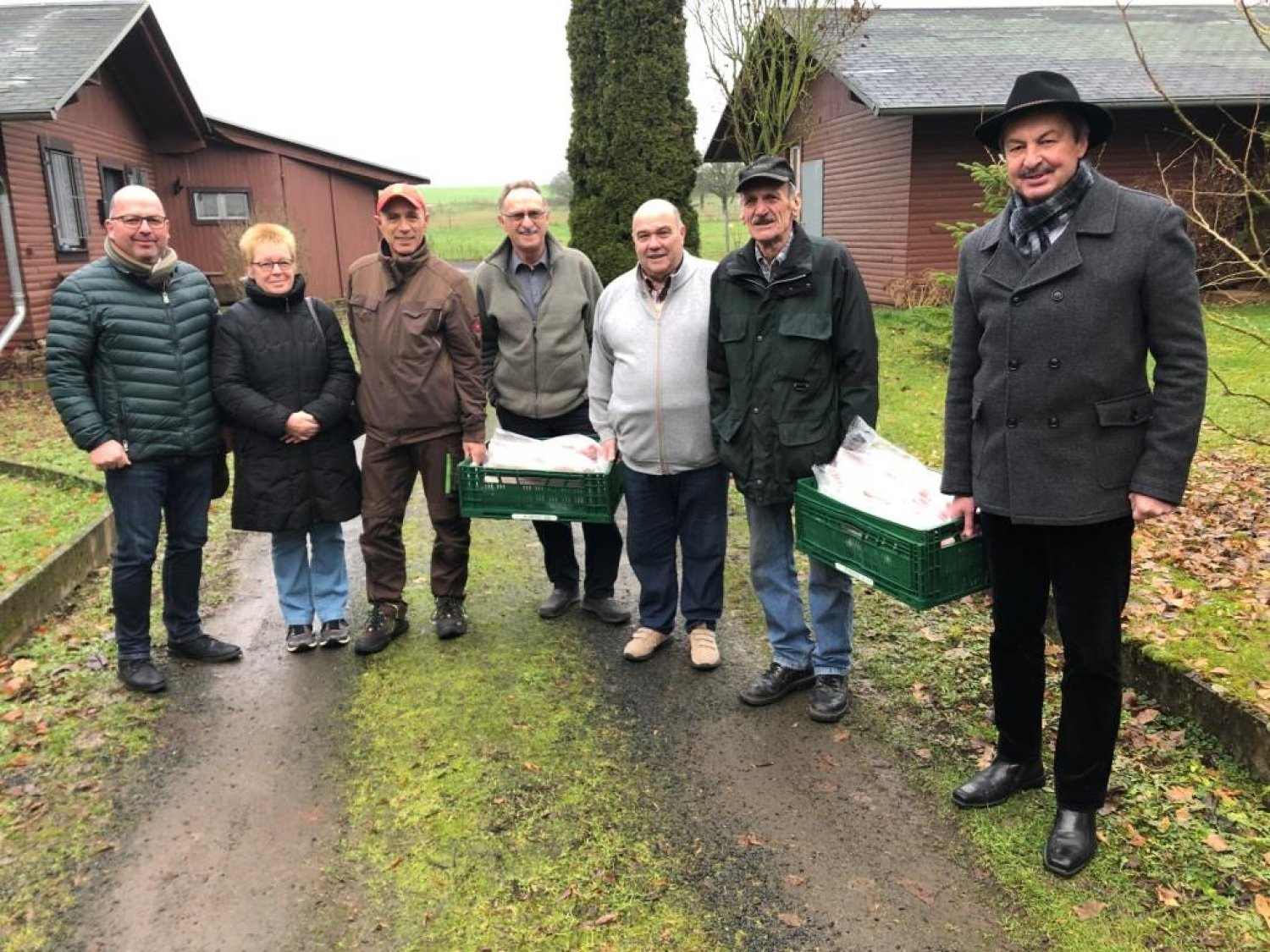 Von links: Erster Stadtrat Rainer Vogel, „Mädchen für alles“ Silvia Merten, Bauhofmitarbeiter Willi Müller, Kassenwart Werner Nussbaum, Vorsitzender Gerd Kurz, Zuchtbuchführer Peter Mehrling und Bürgermeister Gerhard Schultheiß.