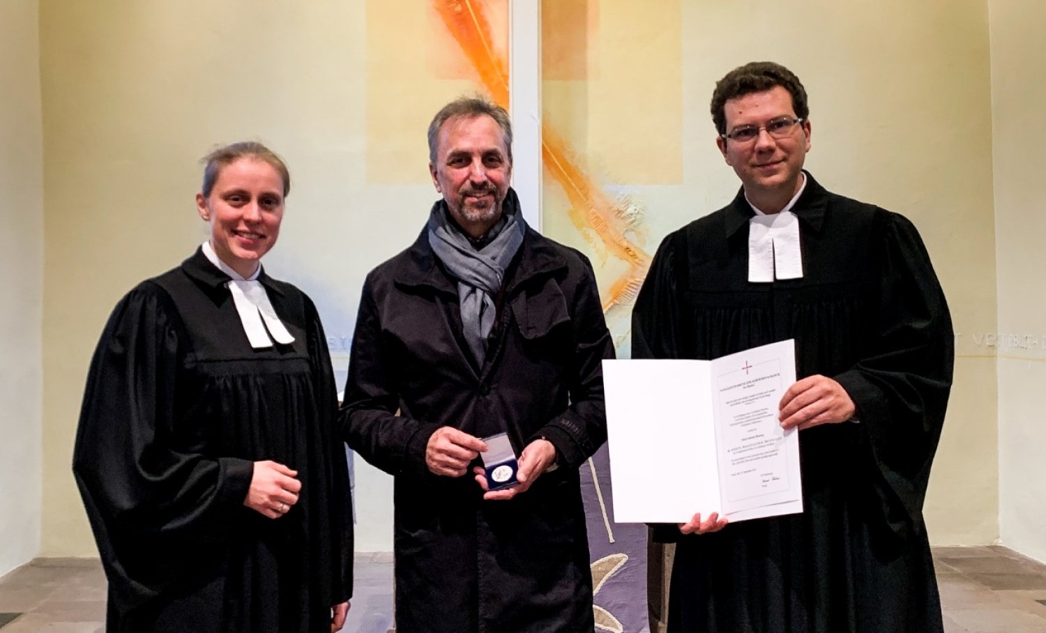 Das Pfarrerehepaar Marie und Stefan Eisenbach ehrte Werner Bensing (Mitte) mit der Maria-Magdalena-Medaille.