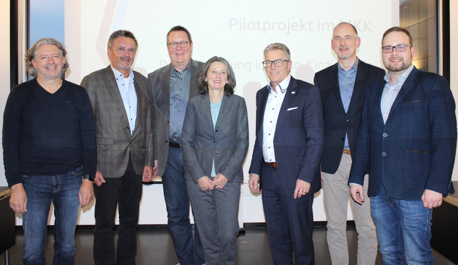 Kreisbeigeordneter Winfried Ottmann (5.v.l.) zusammen mit Vertreterinnen und Vertretern der Pilotschulen.