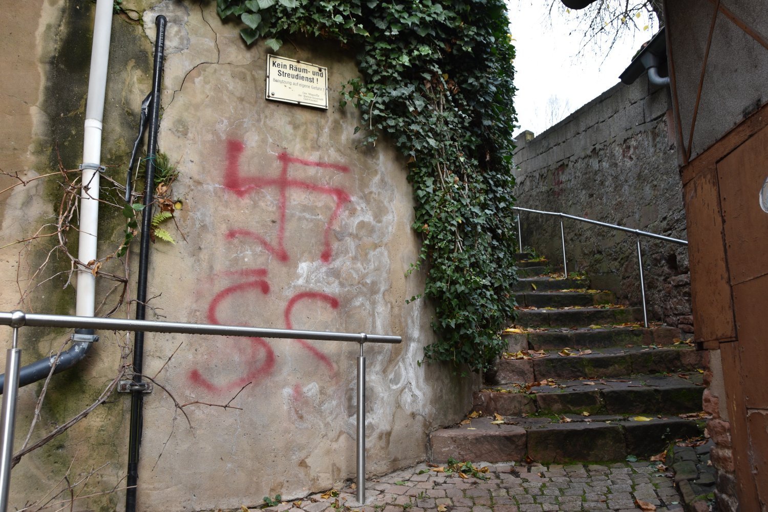 Das Bündnis “Kein Platz für Hass” wird sich auch weiterhin für die freiheitlich-demokratischen Grundwerte stark machen und sich gegen jegliche Angriffe von Rechts wehren.ttwochabend ein ganz klares Zeichen. 