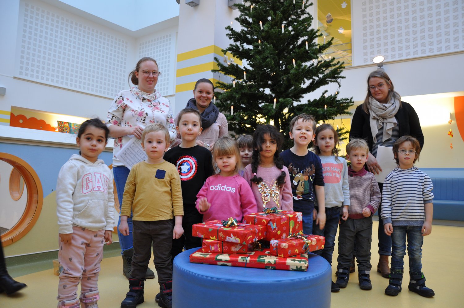 Die 'Klinikmäuse' der Betriebskindertagesstätte singen Weihnachtslieder für Kinder der Kinderklinik.