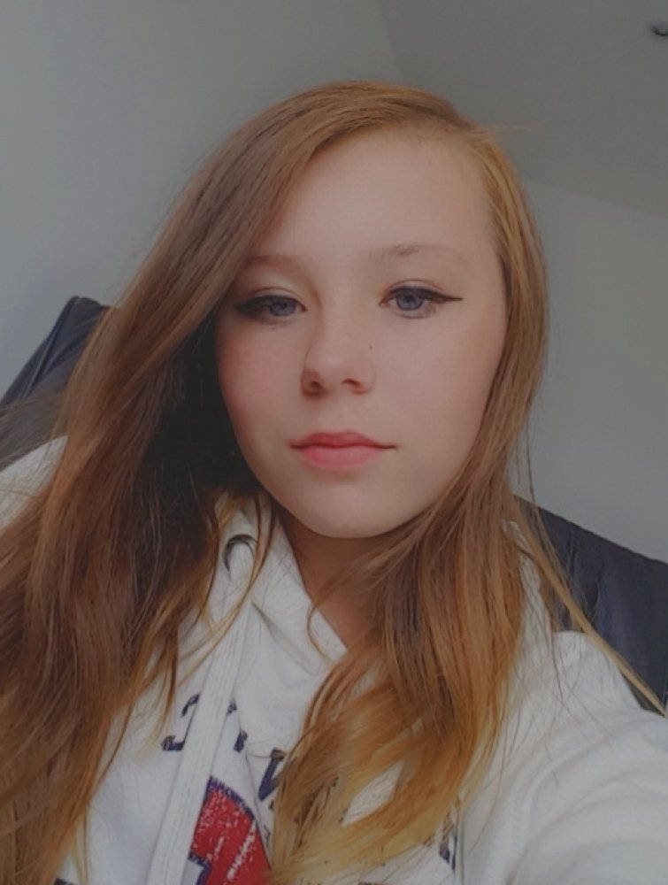 Yvonne Drechsler ist etwa 1,50 Meter groß, schlank und hat dunkelblonde lange Haare.