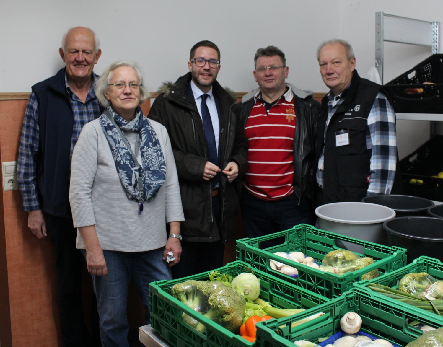 Landrat Thorsten Stolz (Mitte) im Gespräch mit Bürgerhilfe-Mitgliedern, von links: Dr. Hans-Ulrich Ehmcke, Brigitte Ballo (Tafel-Helferin), Wilfried Siegmund (Vorsitzender Bürgerhilfe) und Wolfgang Kampe (Tafel-Leiter).