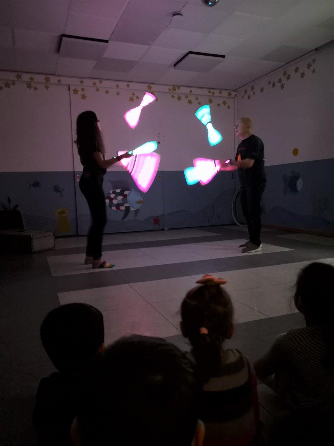 Jugendarbeiter bringt Bewegung in die Kitas und mit LED-Show Kinderaugen zum Leuchten.