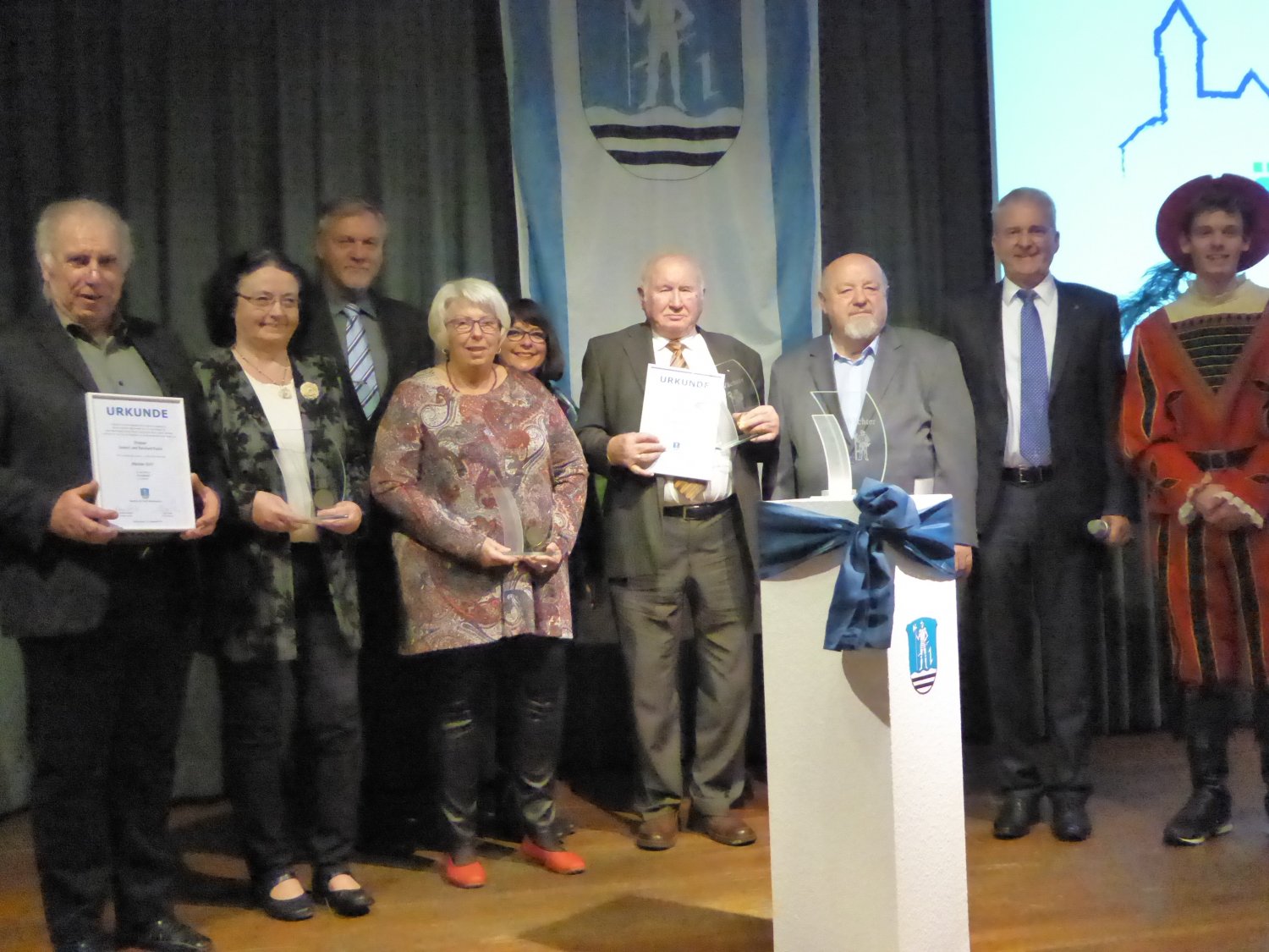 Reinhard und Gudrun Kauck, Gerhard Kuschnik, Ingrid Müller, Elke Schmidt-Habermann, Heinrich Höhn, Georg Jung, Bürgermeister Andreas Weiher und Wächter Kevin Kehm.