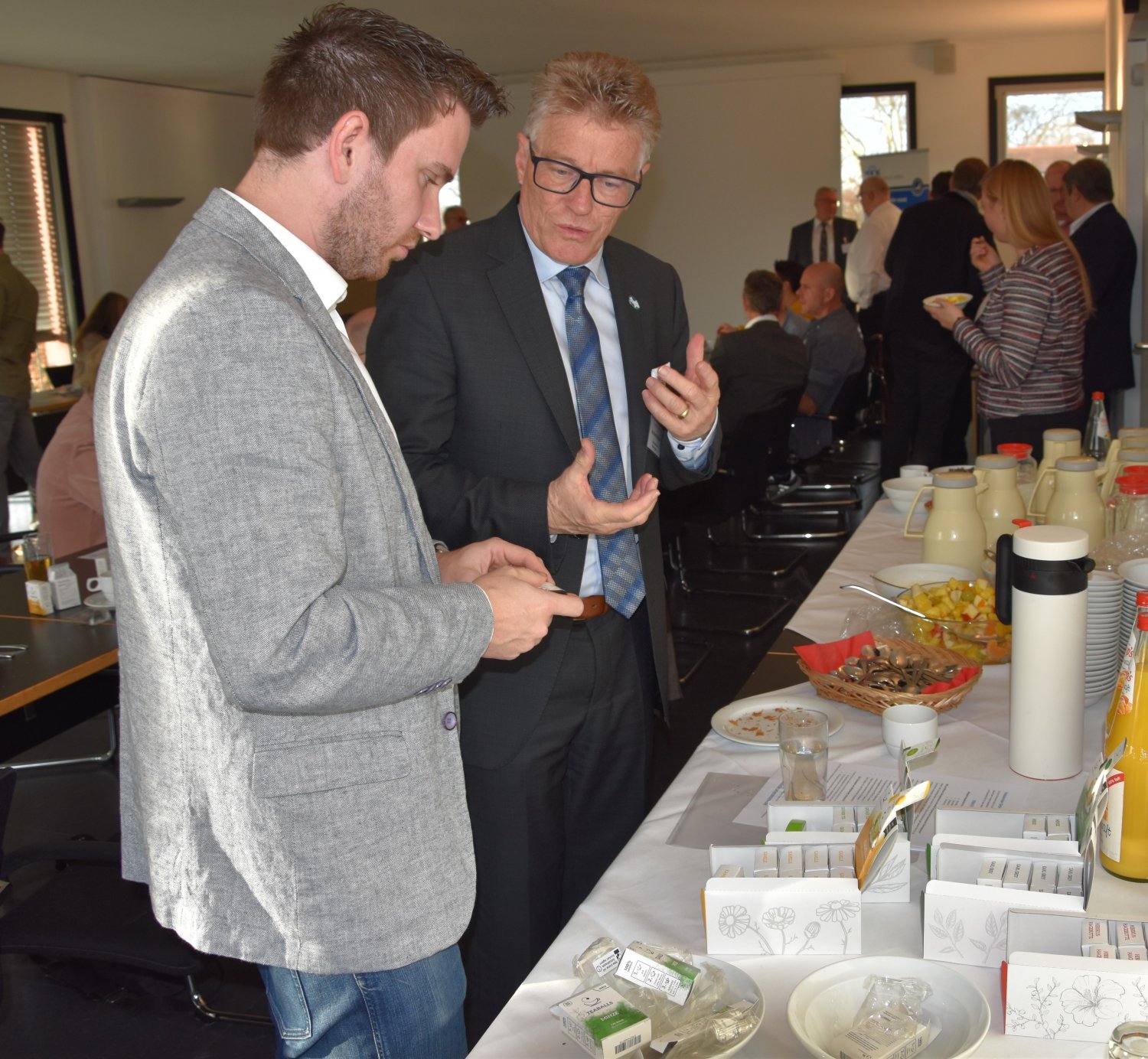 Wirtschaftsdezernent Winfried Ottmann im Austausch mit Simon Schmidt von der Teaballs GmbH.