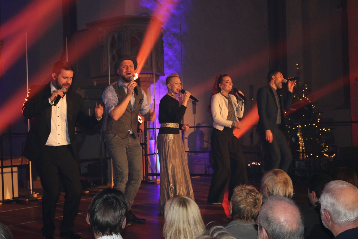 Verzauberten das Publikum in der Katharinenkirche mit Klang und Licht (von links): Patrick Oliver, André Bachmann, Marta Helmin, Jennifer Kothe und Kristofer Benn.