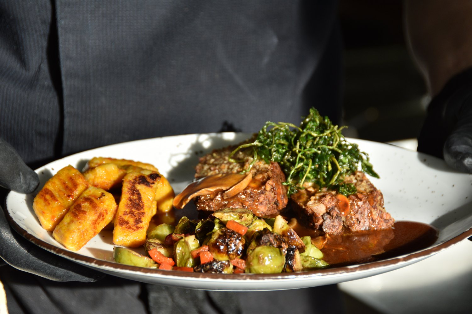 Veganes Weihnachtsessen: Nussbraten mit Kartoffel-Kürbis-Gnocchi, Rosenkohl und Steinpilz-Soße.