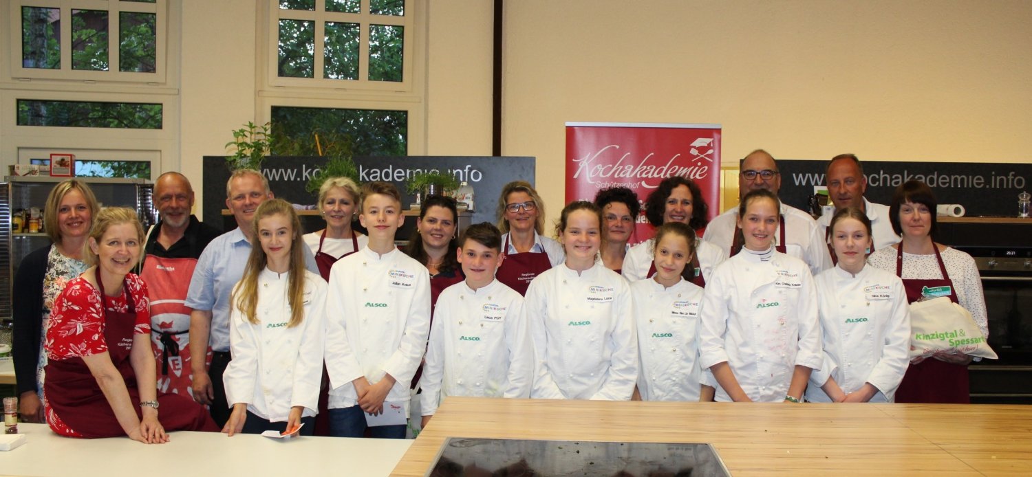 Zufriedene Kochteams: das „Team Rodenbach“ (rechts), das Siegerteam „Lernfeld Landwirtschaft (Mitte) sowie das Team „Kinder- und Jugendarbeit“, bei denen sich Katrin Hess vom Amt für Umwelt, Naturschutz und ländlicher Raum (links) sowie Rainer Schreiber (