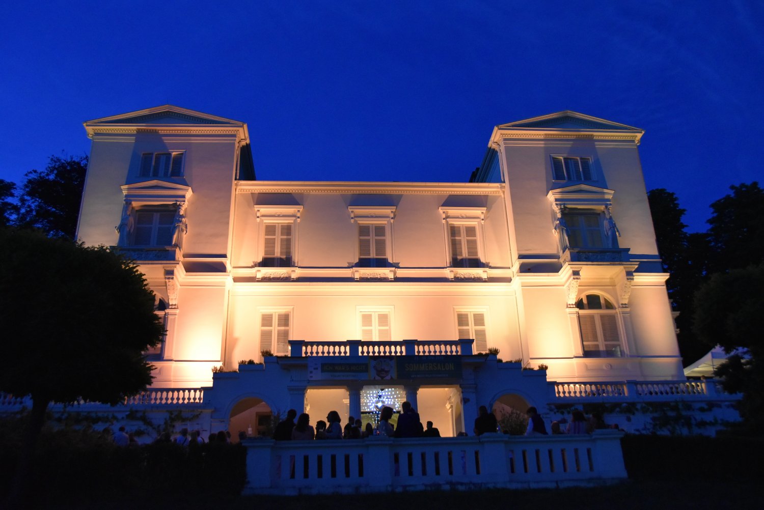 Die illuminierte Weiße Villa eröffnet den Sommersalon mit dem alljährlichen Bar-Abend. 