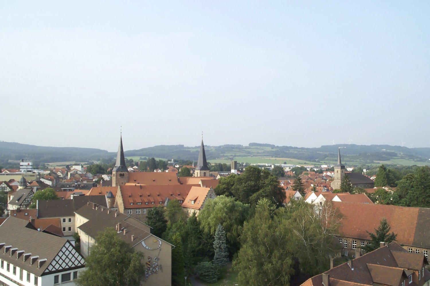 Blick auf Schlüchtern. Im Vordergrund der Klosterkomplex mit den beiden Klostertürmen. Rechts der Kirchturm der Stadtkirche St. Michael. Die drei Türme sind das Wahrzeichen der Stadt.