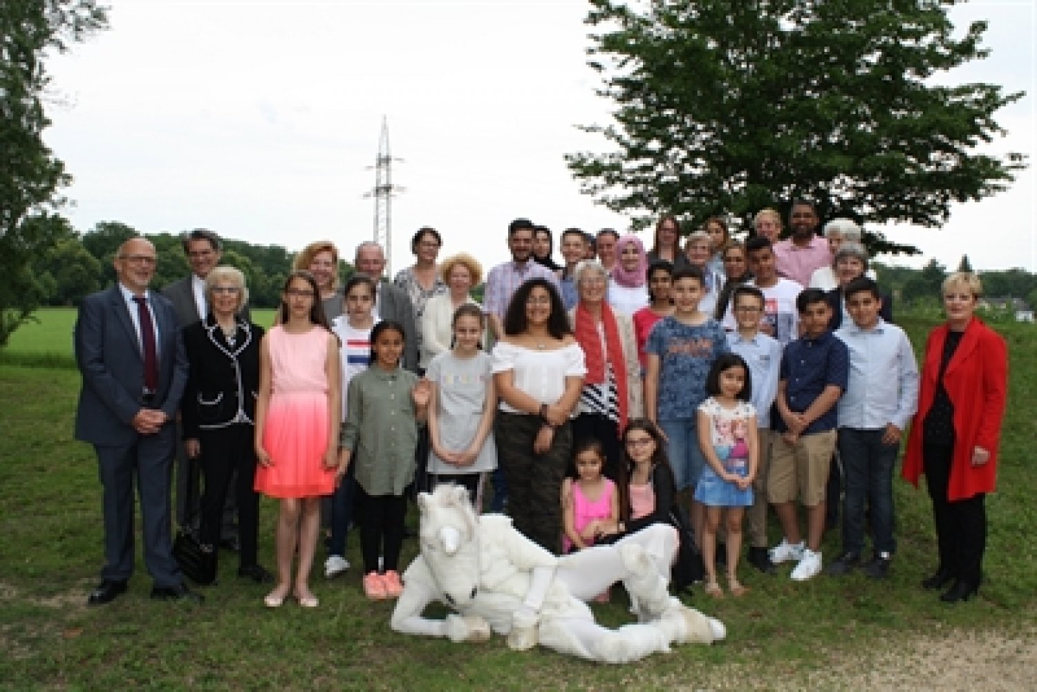 Stadtverordnetenvorsteherin Beate Funck (1.v.r.) sowie Sponsoren, Organisatoren und das EINHORN, Maskottchen der Brüder Grimm Festspiele (Mitte) beglückwünschten Kinder und Eltern zum Abschluss des zweijährigen Diesterweg-Stipendiums.