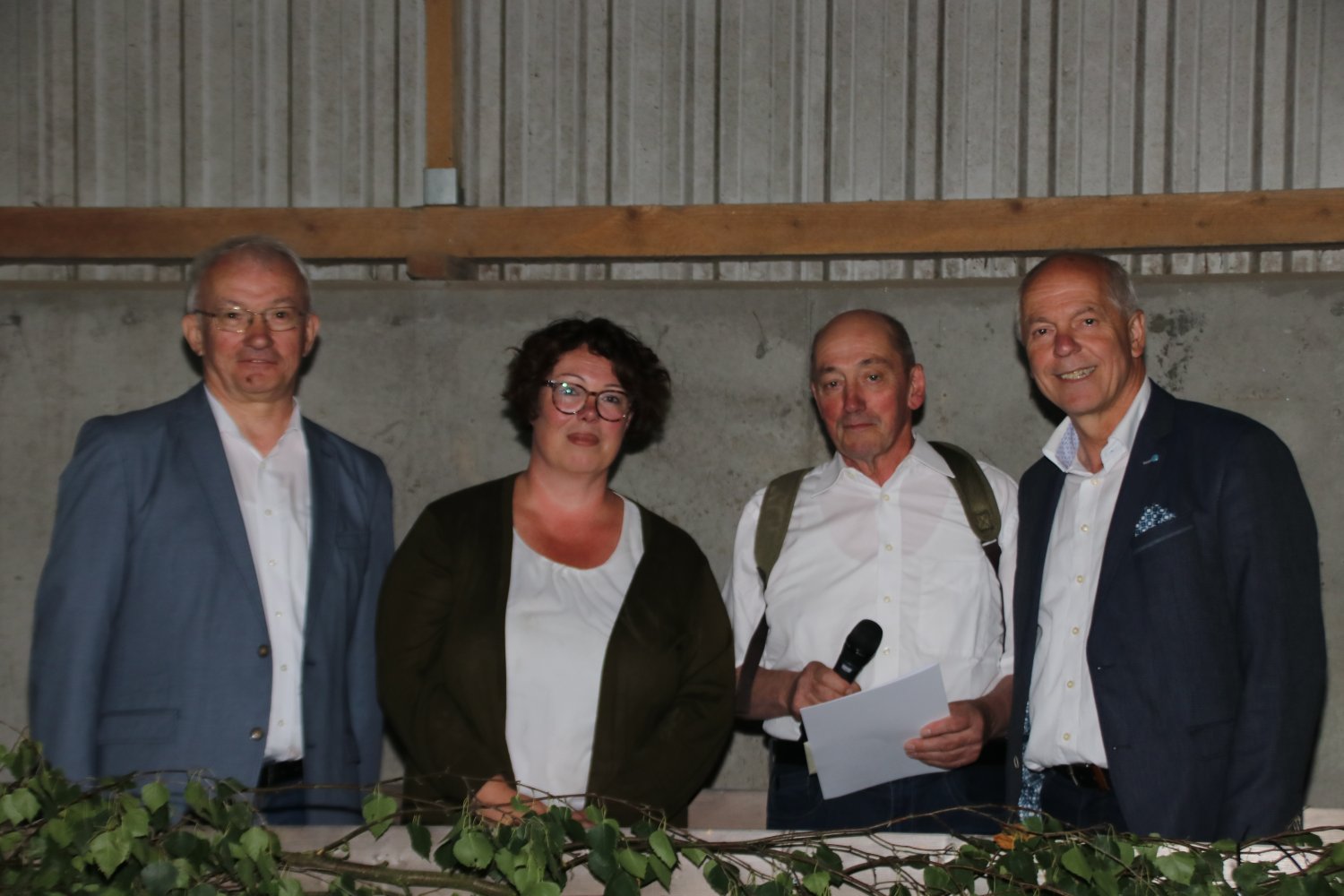 Von links: Bürgerliste Vorsitzender Heinz Breitenbach, Erste Kreisbeigeordnete                       Susanne Simmler, Rudi Trageser und Bürgermeister Albert Ungermann