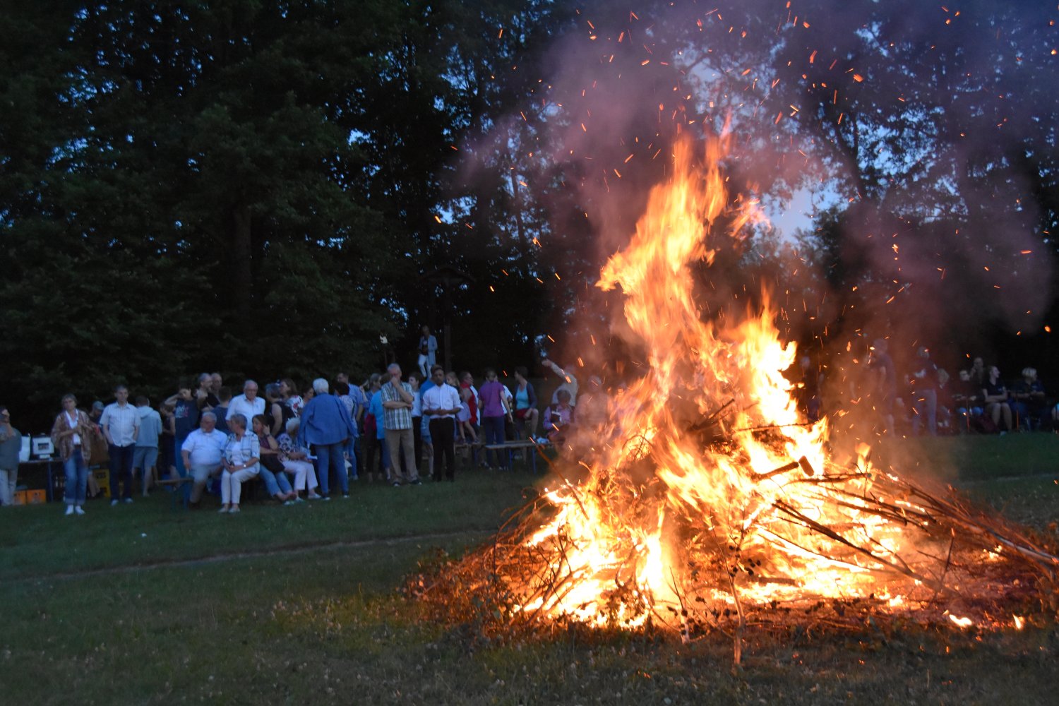 Traditionelles Johannisfeuer auf dem Molkenberg.
