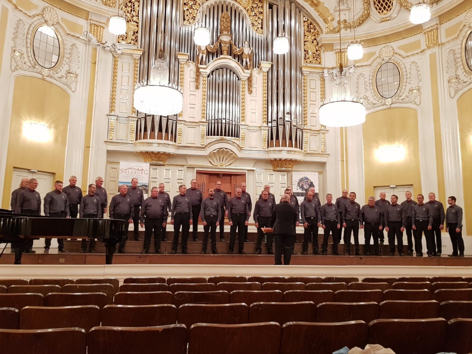 Der Männerchor der Concordia Gunzenbach auf der Bühne des Salzburger Mozarteums.