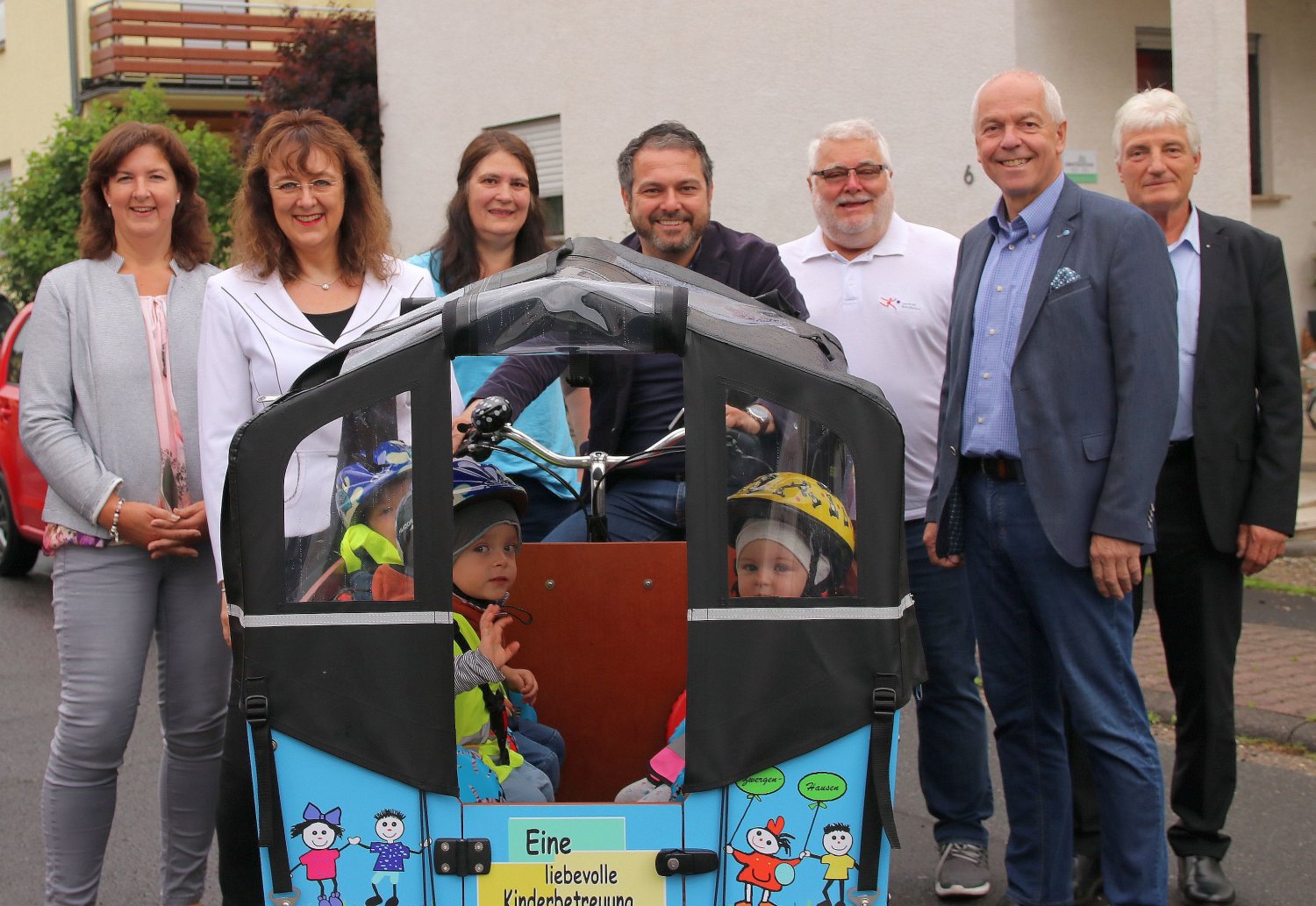 Foto von links: Melanie Kroh, Heike Schmidt, Michaela Haack, Bürgermeister Daniel Christian Glöckner (Gelnhausen), Hans-Jürgen Wolfenstädter (Vorsitzender des Ausschusses für Jugend, Kultur und Sport in Linsengericht), Bürgermeister Albert Ungermann (Lins