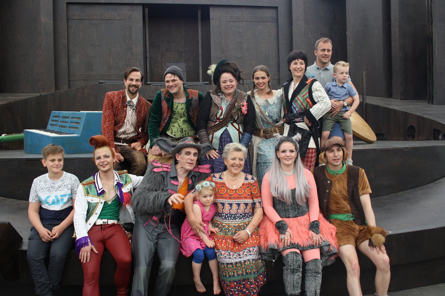 Nicht nur die Märchenbotschafterin ist begeistert: Wilhelm (Peter Lewys-Preston) und Jacob Grimm (Jonas Hein) glänzen als „Weltenwandler“ im Musical der Brüder Grimm Festspiele in Hanau.