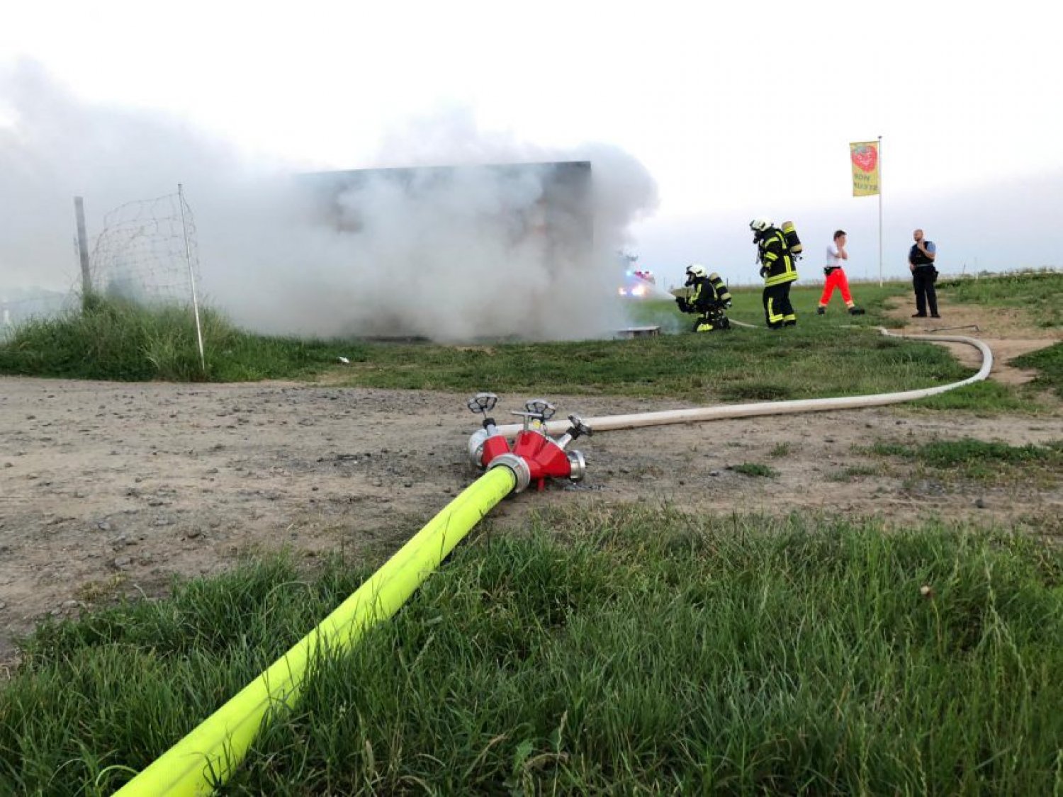Ein Erdbeerstand stand am frühen Morgen in Vollbrand