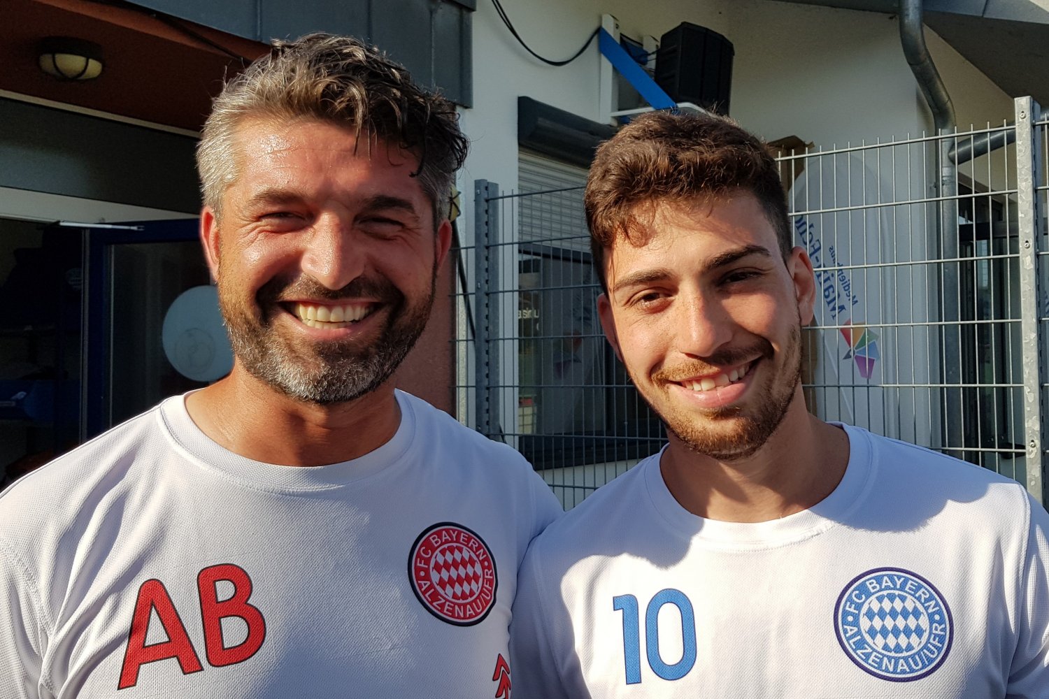 FCB-Coach Angelo Barletta (links) begrüßt den neuen Stürmer Mahdi Mehnatgir.