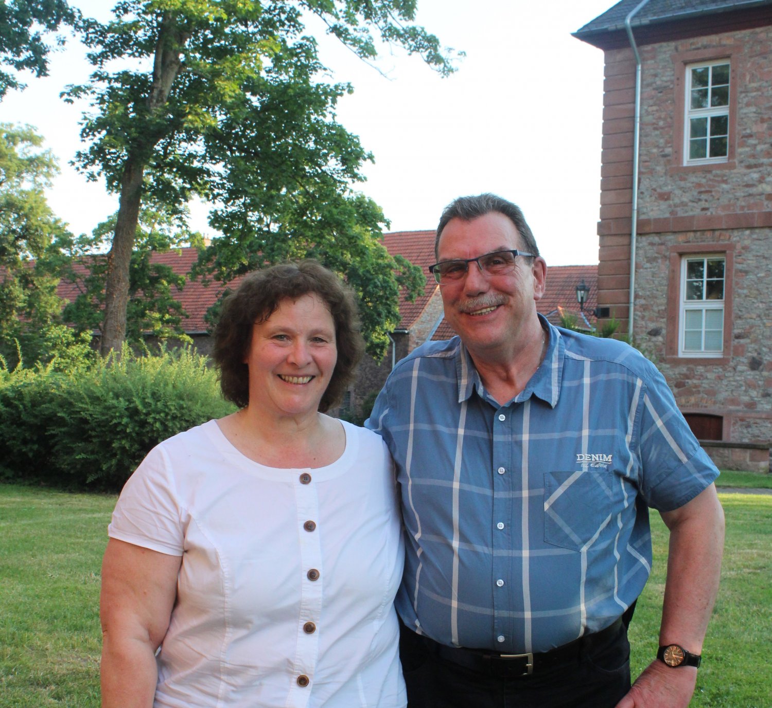 Bürgermeisterkandidat Manfred Kapp mit seiner Frau Christiane im Schlosspark.