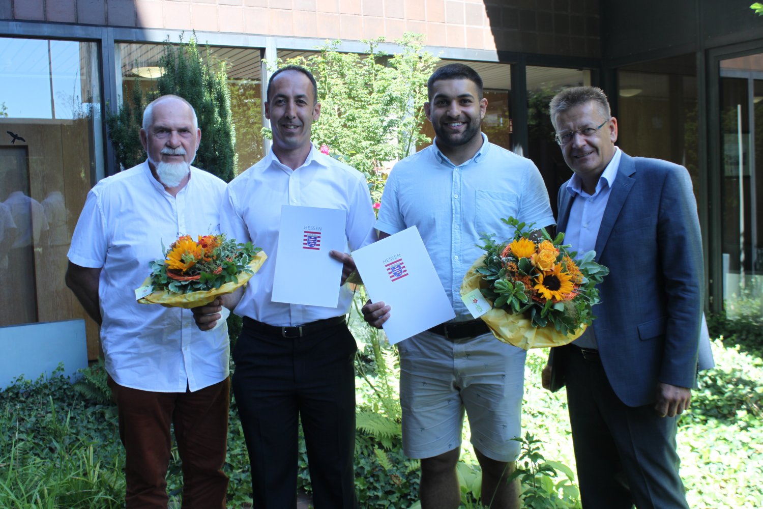 (von links) Ehrung für zwei Sport-Coaches: Anton Albert, Vorsitzender des Ringerclubs, die beiden Sport-Coaches Abdollah Hematzaeh und Alireza Nadiri sowie Bürgermeister Stefan Erb.