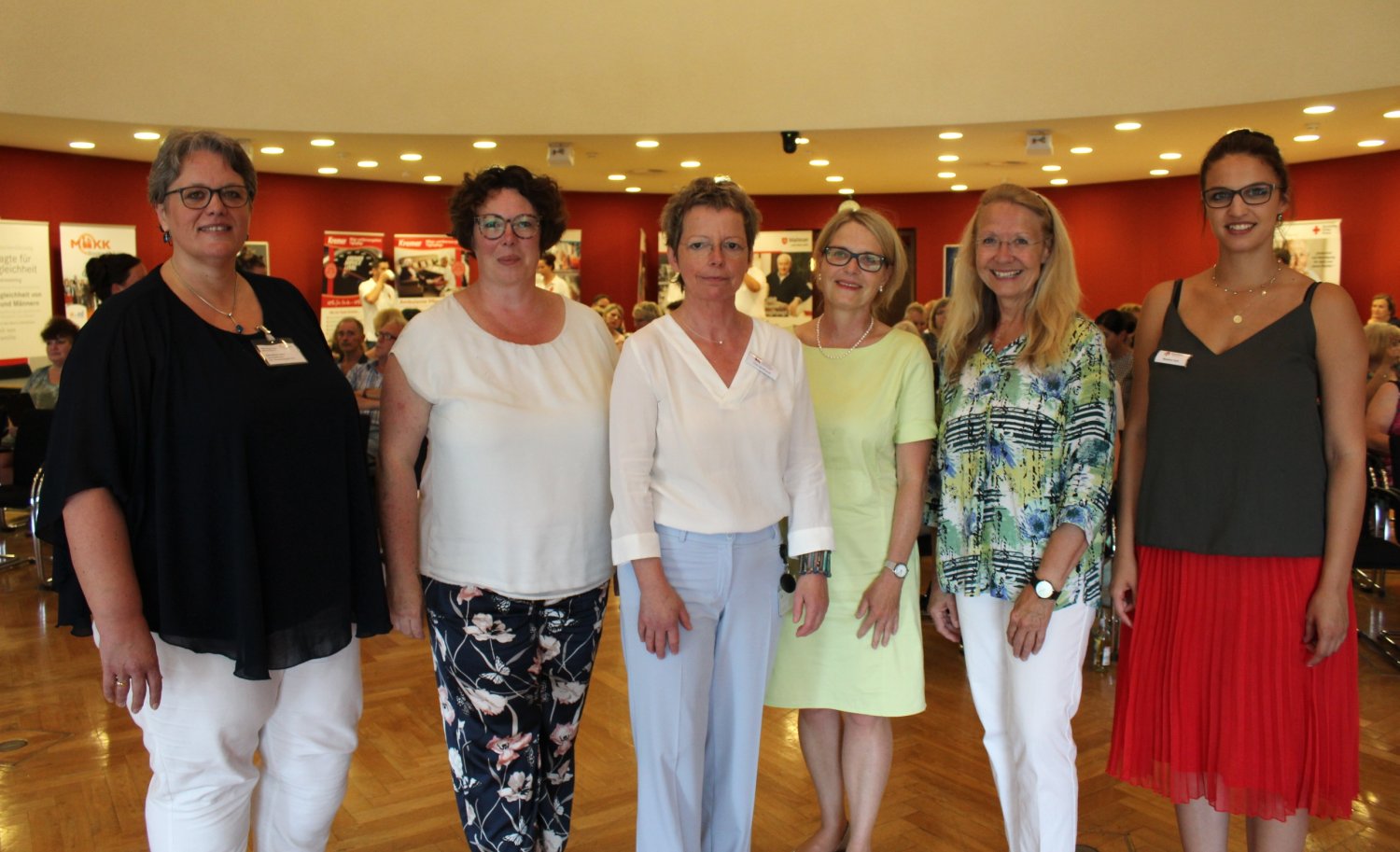 Erste Kreisbeigeordnete Susanne Simmler (Zweite von links) und Irmhild Neidhardt von der Leitstelle für ältere Bürgerinnen und Bürger (Dritte von links) begrüßten unter anderem mit Hannelore Hann, Dr. Cornelia Seitz, Ute Pfaff-Hamann und Madeleine Gluth (