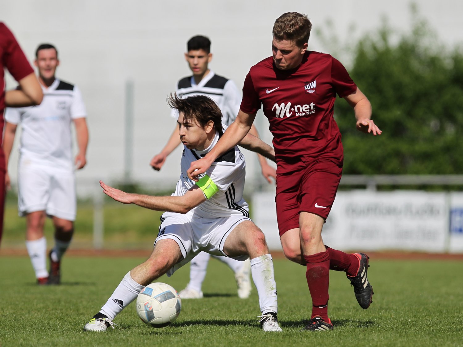 Germania Wächtersbach (hier mit Kapitän Maurice Schneeweis am Ball) spielt morgen zu Hause um den Bärenherz-Supercup.
