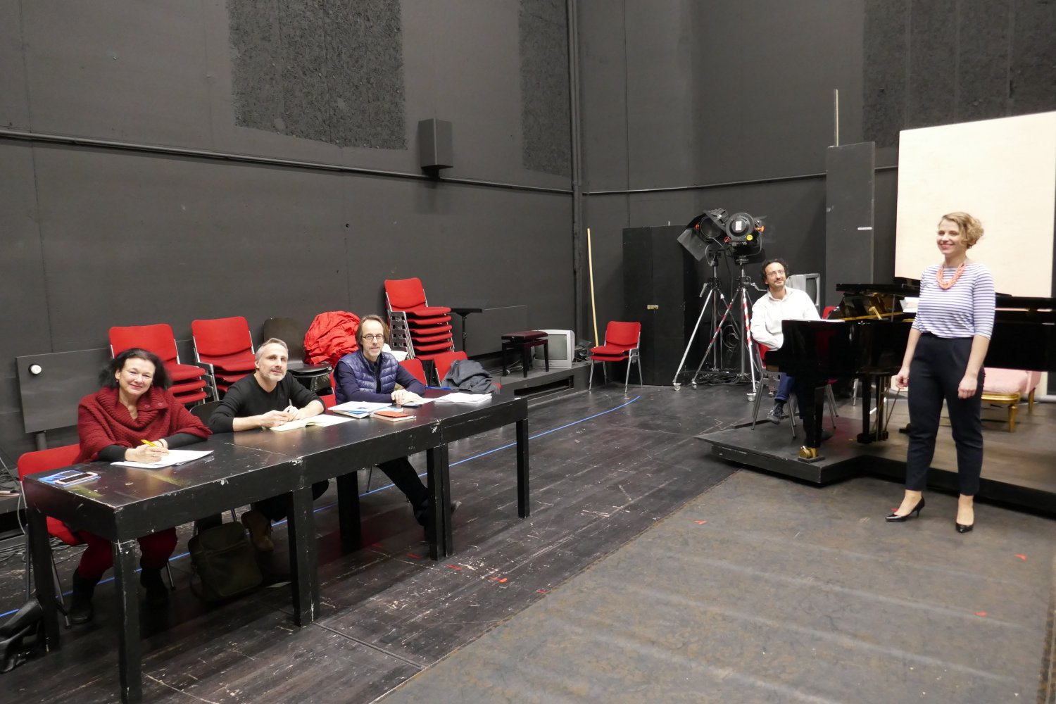 Die Jury – Zelma Millard, Erik Biegel und Mike Millard – mit einer Bewerberin auf der Probebühne der Oper Mainz.