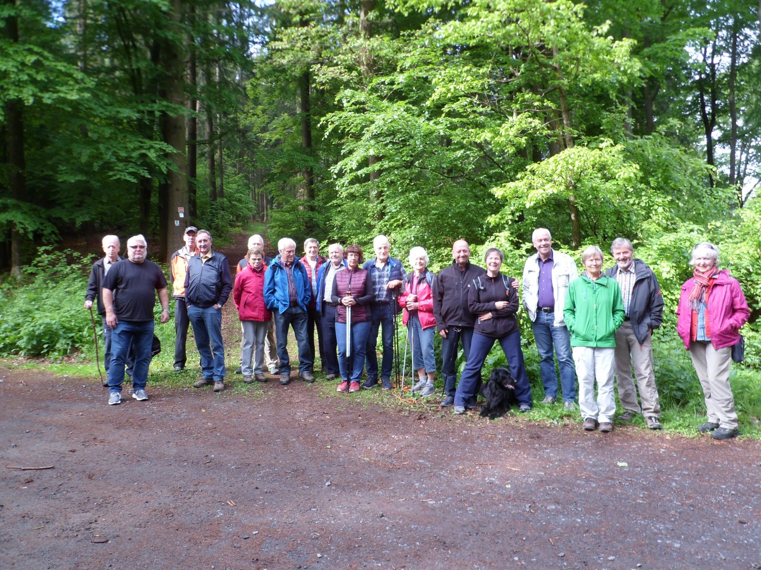 Eine fröhliche Wandertruppe kurz vor dem Start ganz in den Osten der Gemeinde Linsengericht.