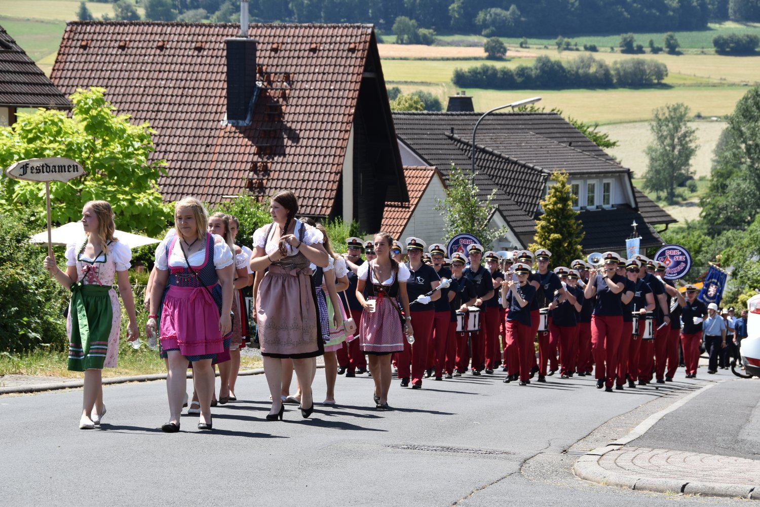 Rund 600 Menschen nahmen am Festzug teil.