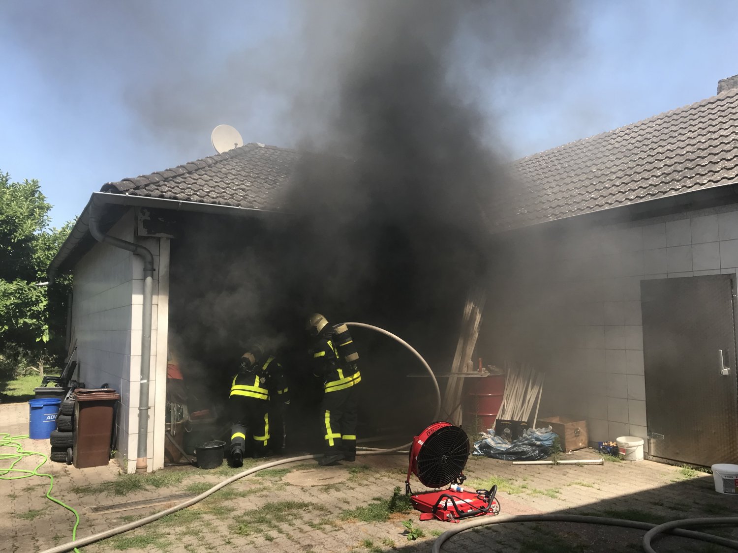 Der Nebenraum einer Garage in Flammen