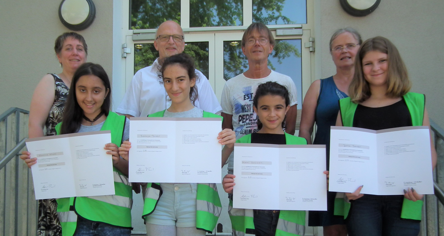 Die neuen Pausenpaten an der Elisabeth-Schmitz-Schule bei der Zertifikatsübergabe durch Bürgermeister Weiss-Thiel.