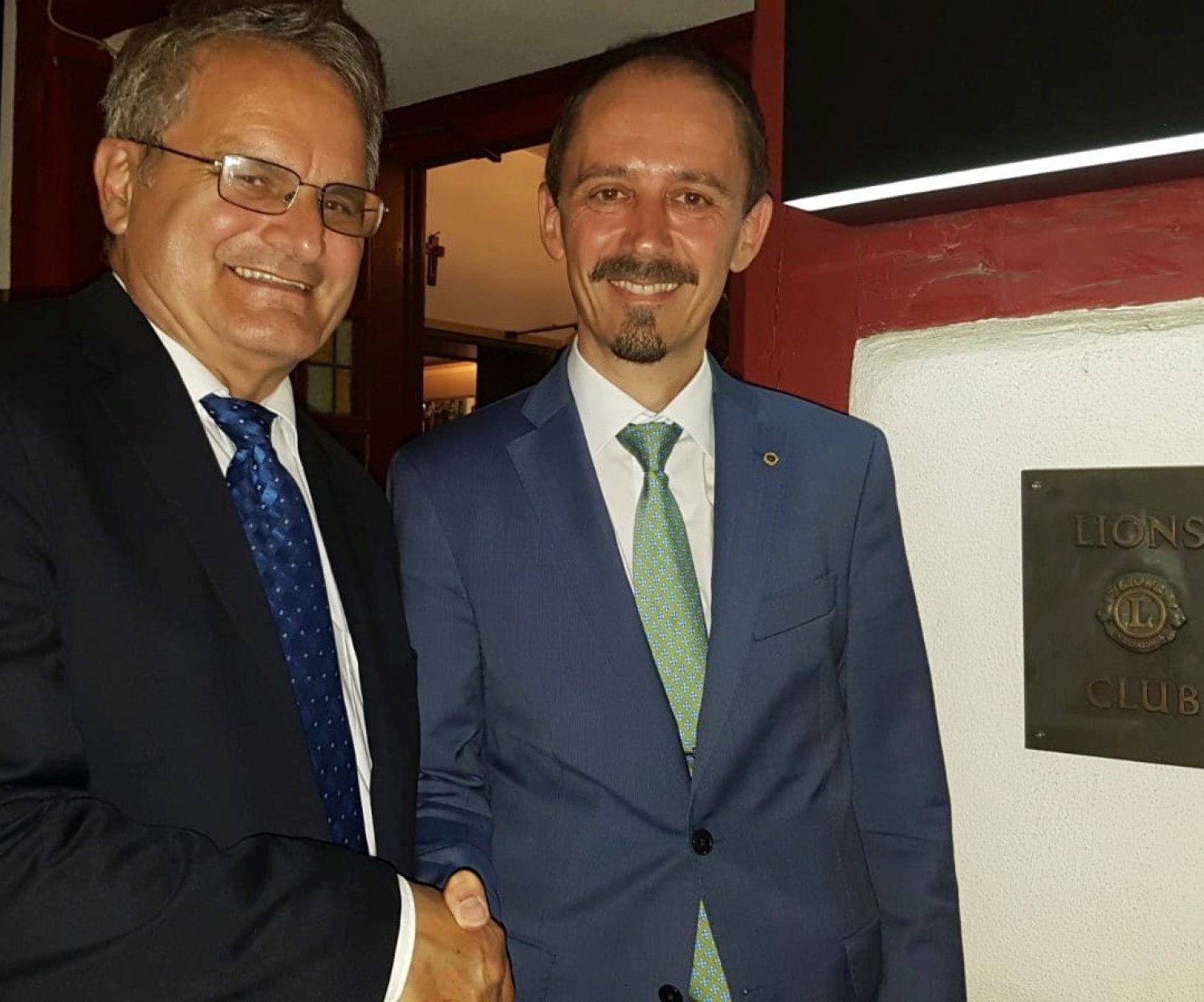Führungswechsel beim Lions-Club Gelnhausen: Professor Dr. Wolfgang König (links) übergibt an Oliver Naumann