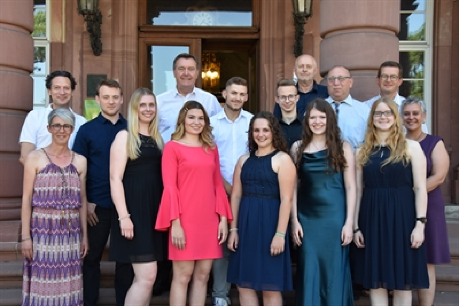 Die acht städtischen Nachwuchskräfte des Ausbildungslehrgangs 2016-2019 wurden jetzt von Oberbürgermeister Claus Kaminsky im Roten Saal von Schloss Philippsruhe feierlich ins Berufsleben verabschiedet.